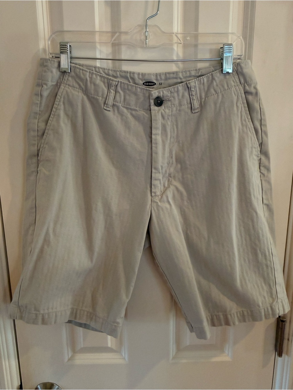 Old Navy Men's Light Gray Flat Front Shorts. Subtle stripe, Size 32